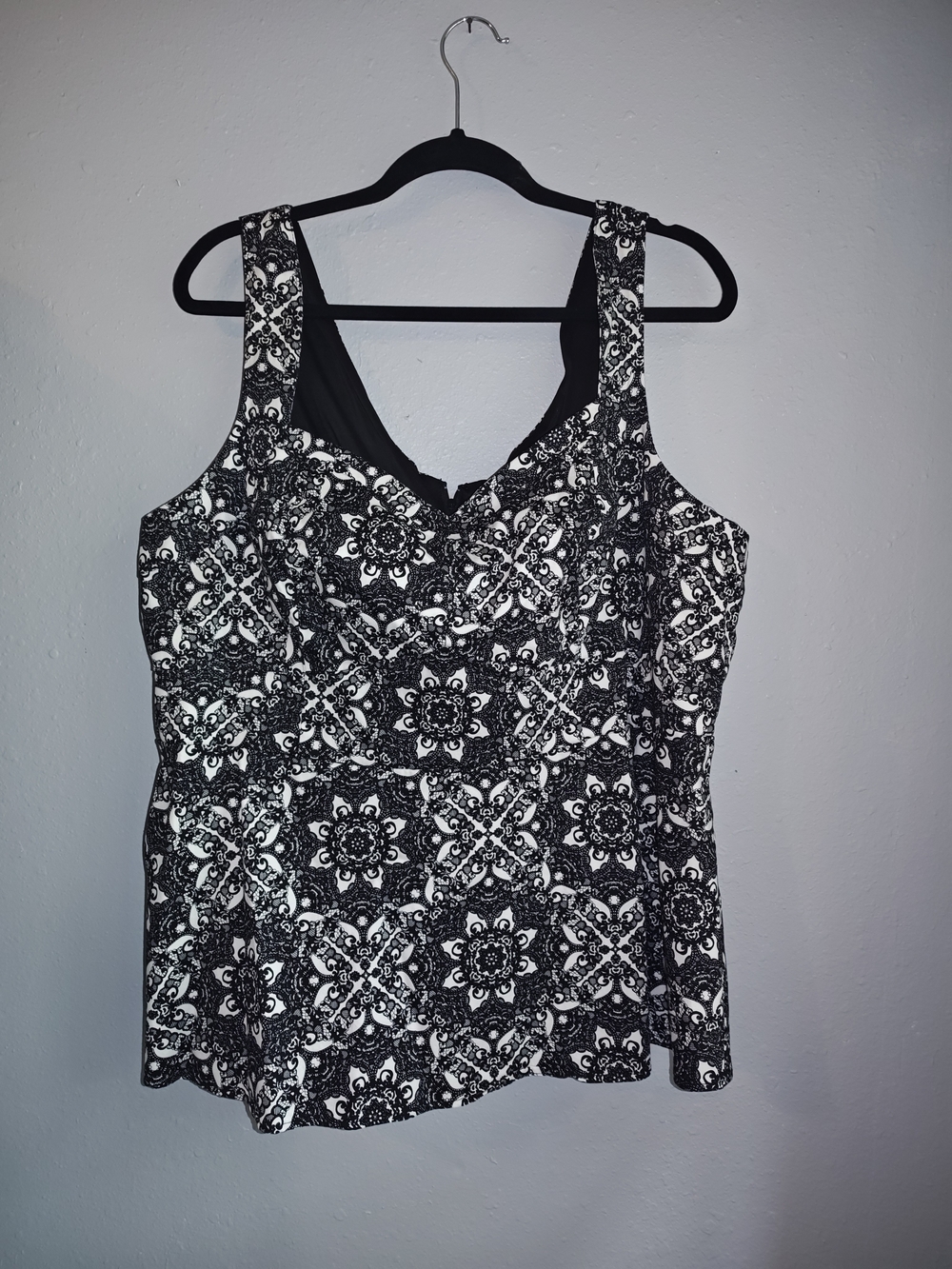 Torrid Black & White Geometric Floral V-Neck